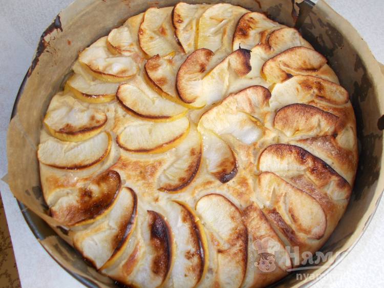 Домашний пирог с яблоками и корицей