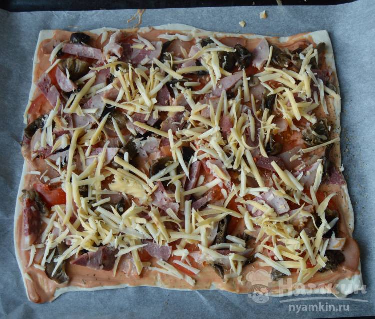 Пицца из слоеного теста с колбасой и грибами рецепт пошаговый с фото .
