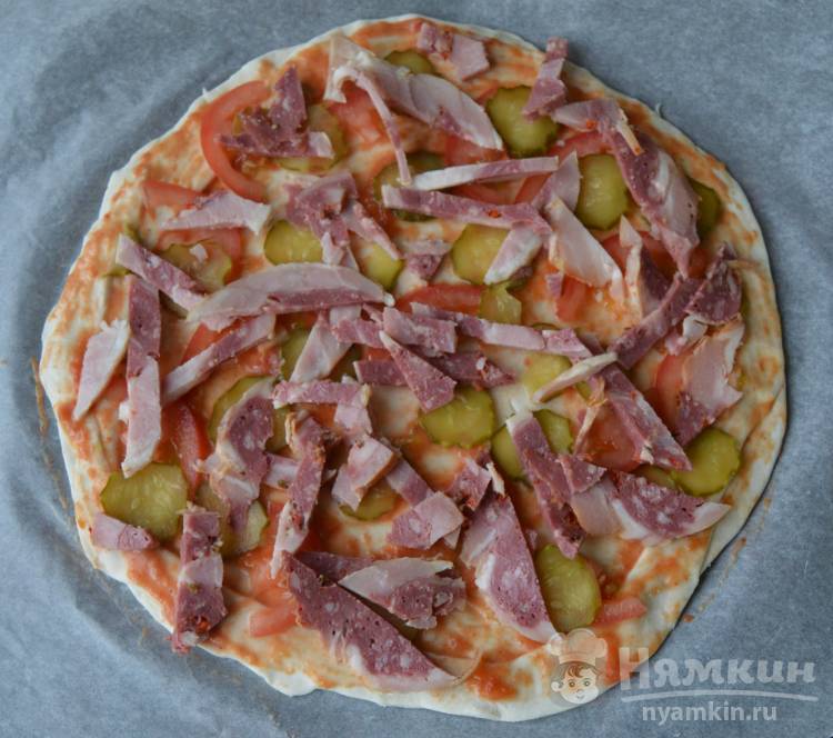 Домашняя пицца из слоеного бездрожжевого теста в духовке