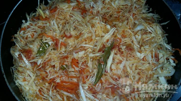 Дрожжевые пирожки с тушеной капустой на сковороде - фото шаг 2