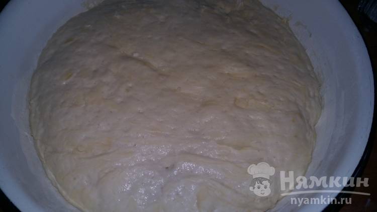 Дрожжевые пирожки с тушеной капустой на сковороде - фото шаг 3