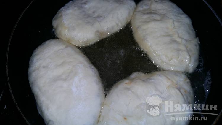 Дрожжевые пирожки с тушеной капустой на сковороде - фото шаг 6