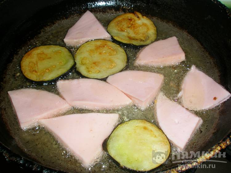 Яичница-глазунья с баклажанами, колбасой и сыром - фото шаг 2