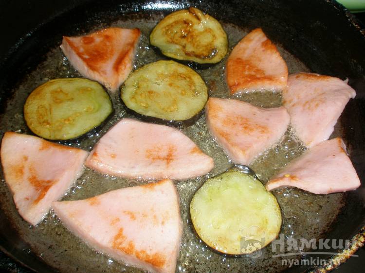 Яичница-глазунья с баклажанами, колбасой и сыром - фото шаг 3