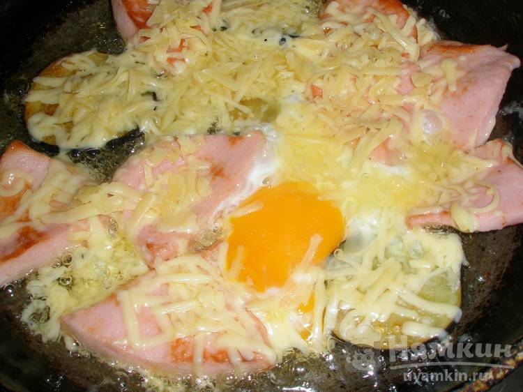 Яичница-глазунья с баклажанами, колбасой и сыром - фото шаг 5