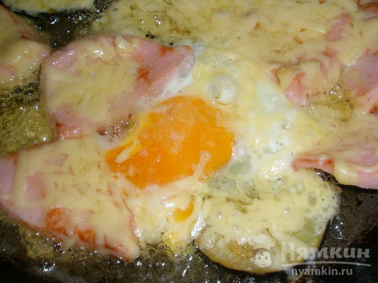 Яичница-глазунья с баклажанами, колбасой и сыром - фото шаг 6