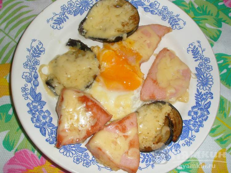 Яичница-глазунья с баклажанами, колбасой и сыром - фото шаг 7