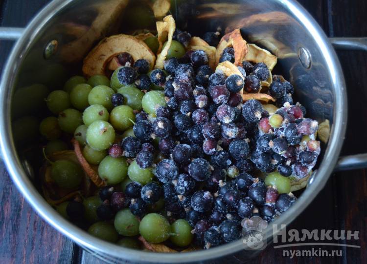 Компот из сушеных яблок, груш и замороженных ягод  - фото шаг 3