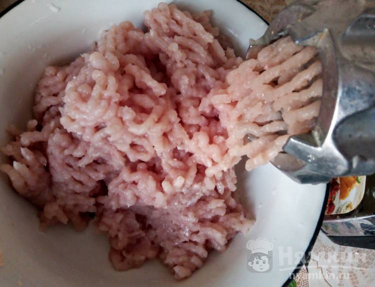 Куриные котлетки с маасдамом и зеленью на сковороде  - фото шаг 2