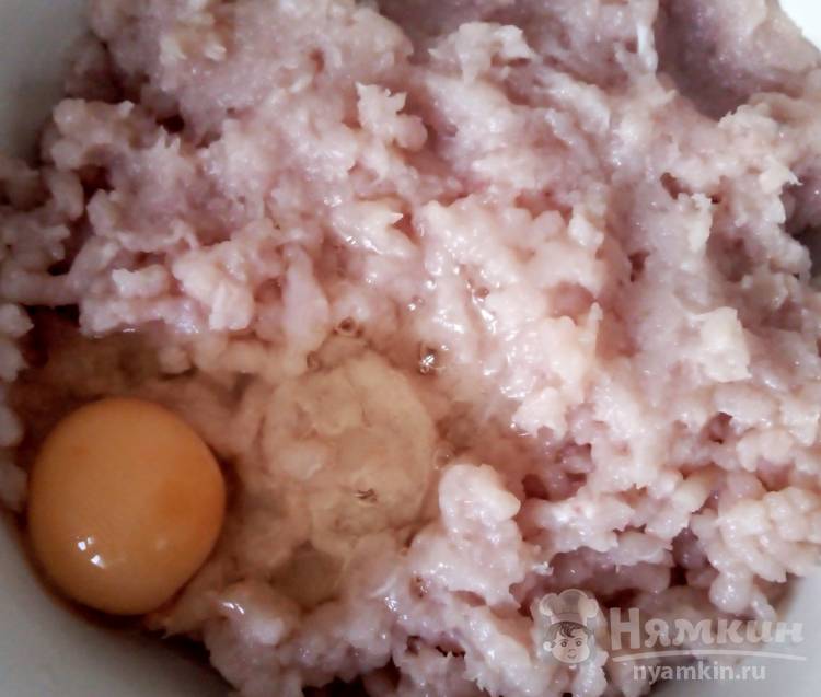 Куриные котлетки с маасдамом и зеленью на сковороде  - фото шаг 3