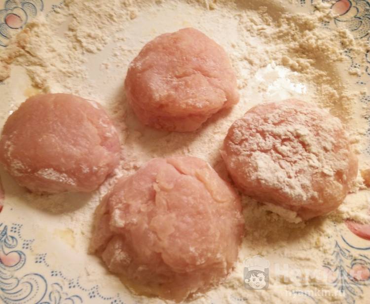 Куриные котлетки с маасдамом и зеленью на сковороде  - фото шаг 4