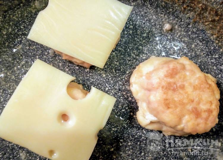 Куриные котлетки с маасдамом и зеленью на сковороде  - фото шаг 7