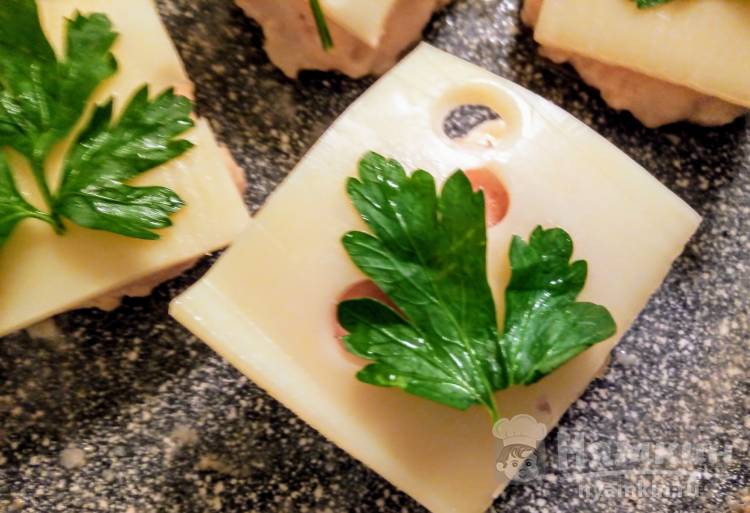 Куриные котлетки с маасдамом и зеленью на сковороде  - фото шаг 8