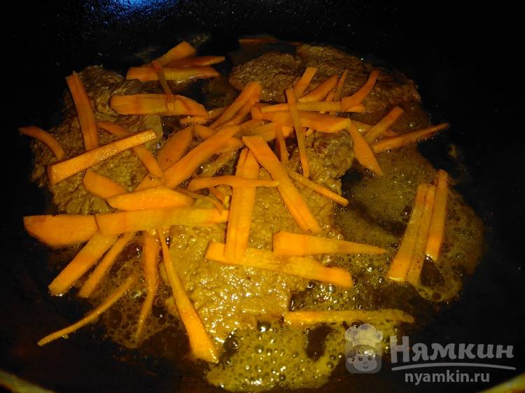 Нежные отбивные из говядины с чесноком и морковью на сковороде - фото шаг 3