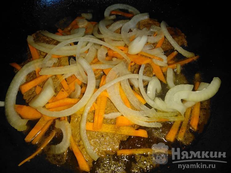 Нежные отбивные из говядины с чесноком и морковью на сковороде - фото шаг 4