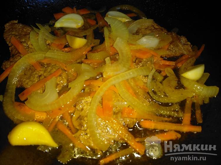 Нежные отбивные из говядины с чесноком и морковью на сковороде - фото шаг 5