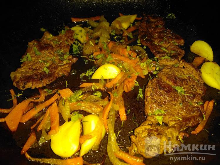 Нежные отбивные из говядины с чесноком и морковью на сковороде - фото шаг 6