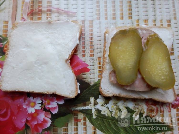 Бутерброды с вареной колбасой, сыром и огурцом