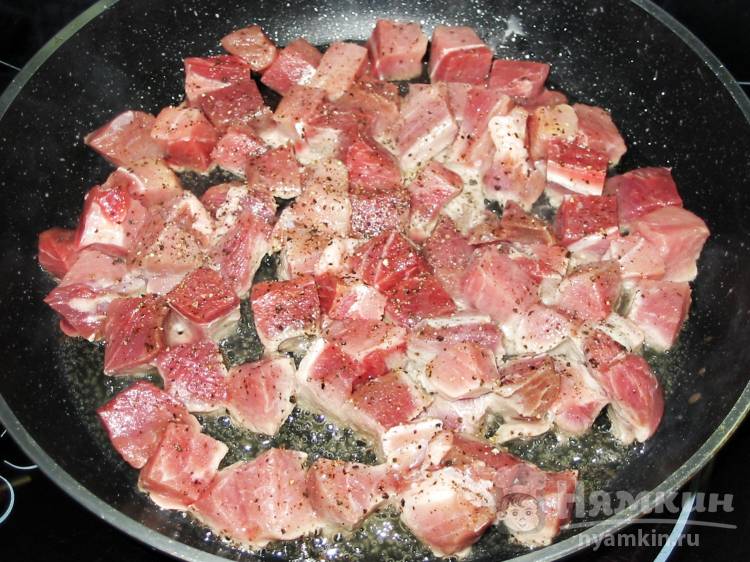 Капустная солянка со свининой на сковороде - фото шаг 1