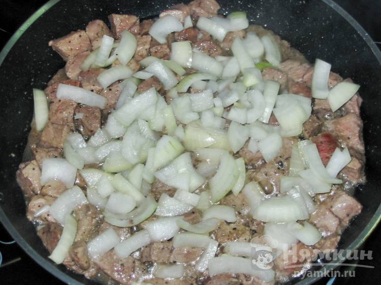 Капустная солянка со свининой на сковороде - фото шаг 2