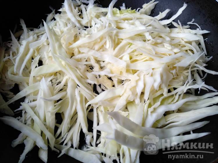 Вкусная жареная капуста с грибами на сковороде - фото шаг 1