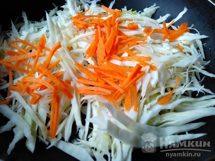 Вкусная жареная капуста с грибами на сковороде - фото шаг 2