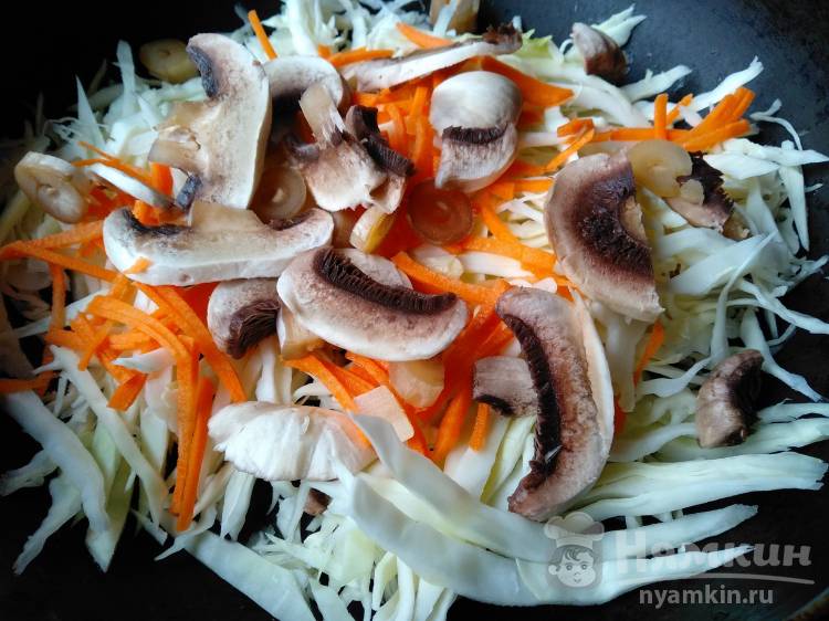 Вкусная жареная капуста с грибами на сковороде - фото шаг 3