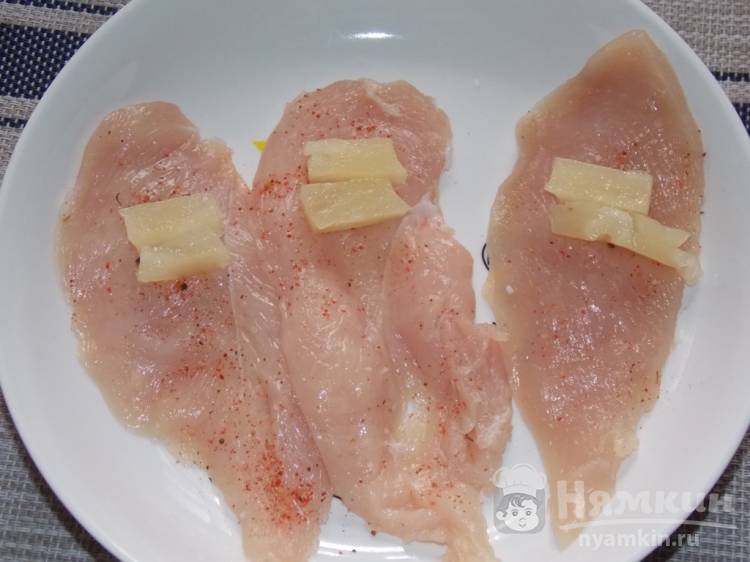 Рулетики из куриного филе с ананасом в духовке - фото шаг 3