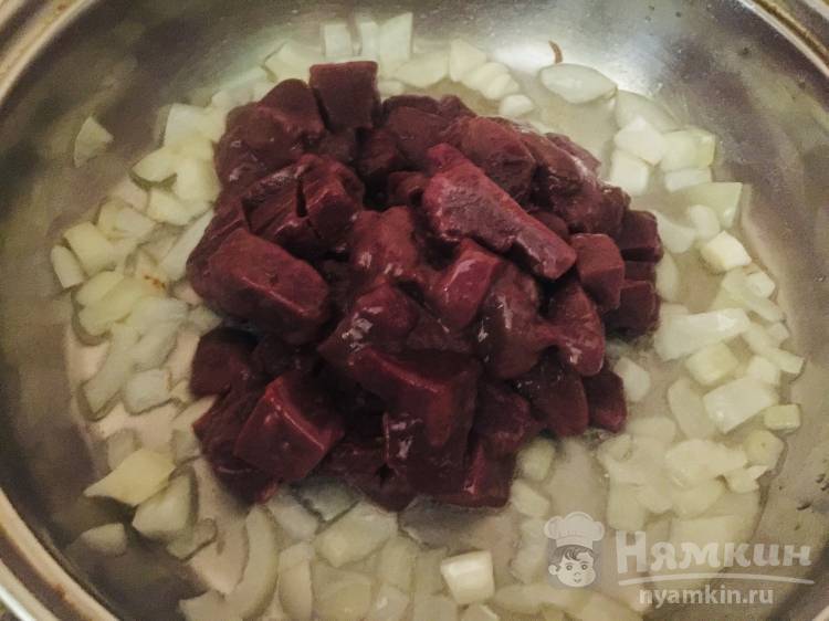 Вкусный и нежный стейк: жареная говяжья печень на сковороде