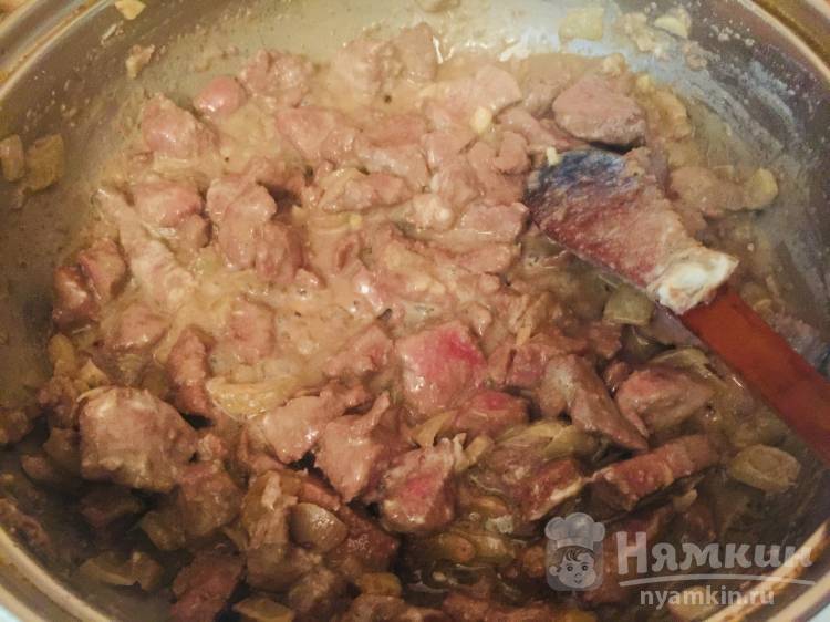 Жареная говяжья печень с чесноком и луком