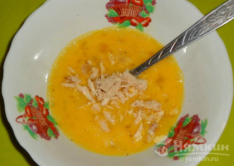 Омлет с курицей, морковью и сыром на сковороде - фото шаг 1
