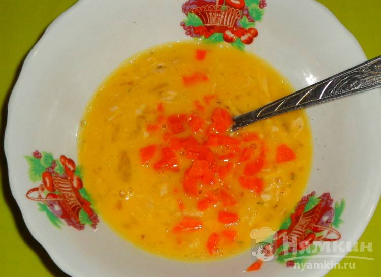 Омлет с курицей, морковью и сыром на сковороде - фото шаг 2