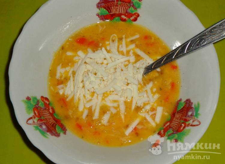 Омлет с курицей, морковью и сыром на сковороде - фото шаг 3