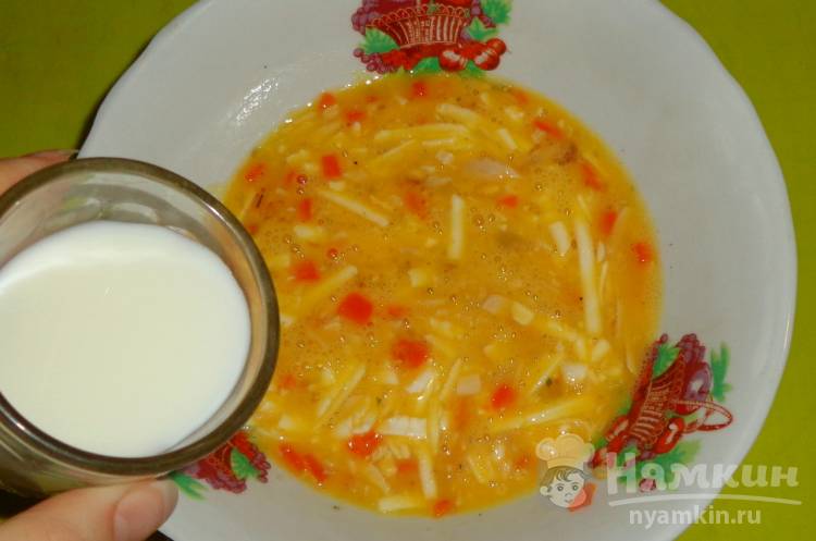Омлет с курицей, морковью и сыром на сковороде - фото шаг 4