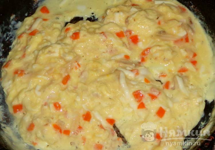 Омлет с курицей, морковью и сыром на сковороде - фото шаг 5