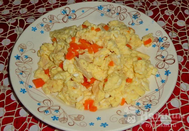 Омлет с курицей, морковью и сыром на сковороде - фото шаг 6