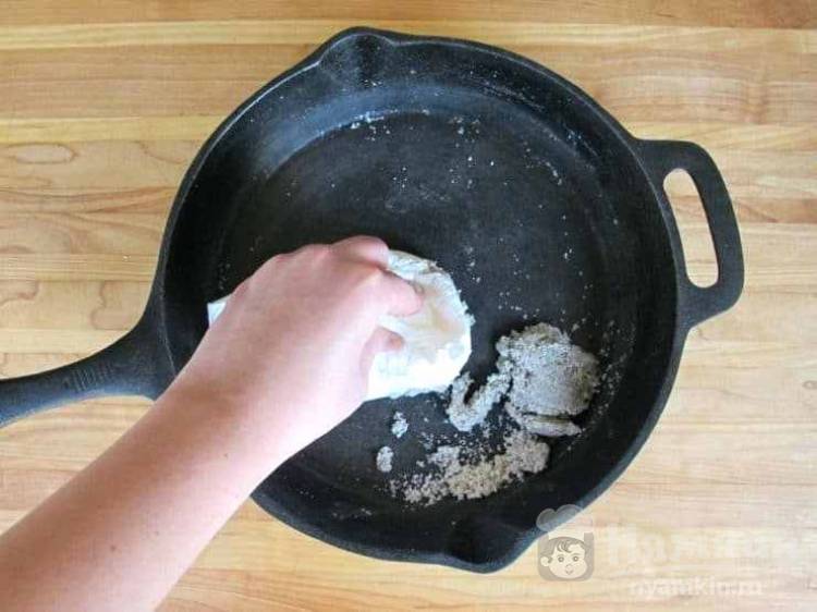 Как очистить пригоревшую сковороду: хозяйке на заметку