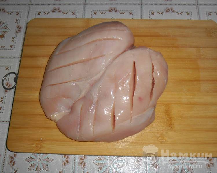 Тест куриной грудки. Куриное филе надрезать. Филе куриной грудки с надрезами. Грудка куринаяв разрез. Куриную грудку надрезать.
