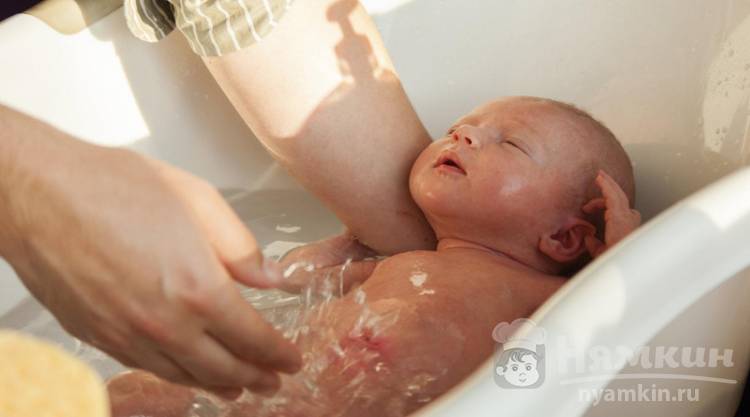Как правильно купать новорожденного в первый раз