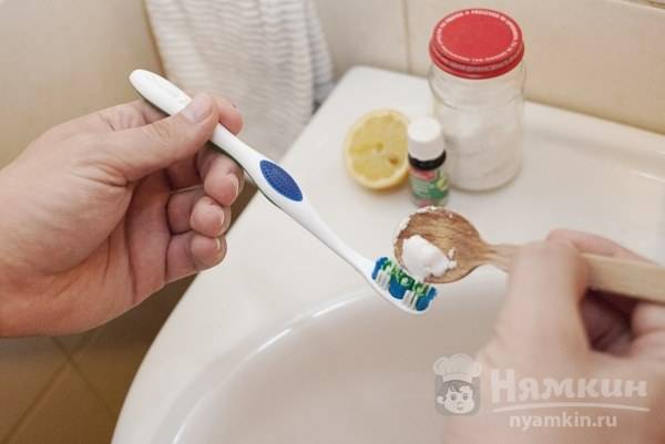 Почистить кожу лица зубной щеткой
