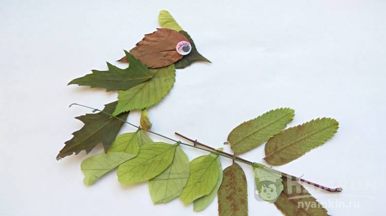 Осенняя аппликация из сухих листьев Птичка