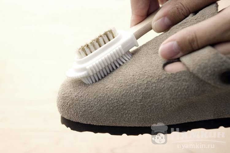 Как правильно почистить кроссовки из замши
