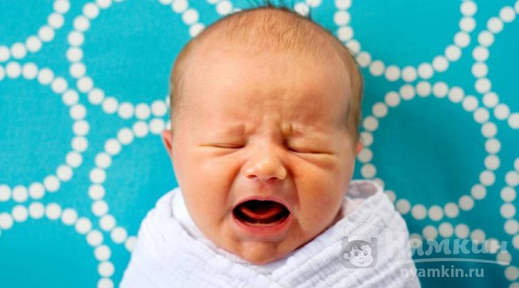 Почему новорожденный ребенок плачет: основные причины