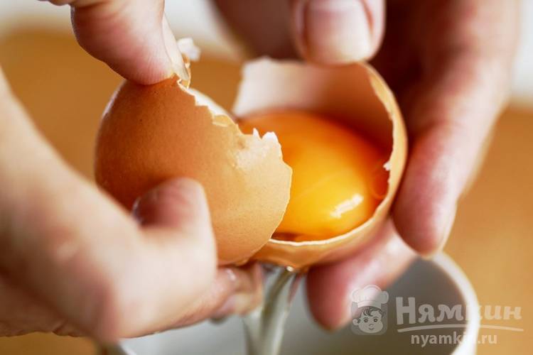 Чем отмыть яйца от пола