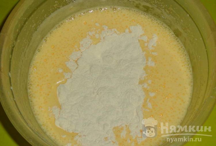 Бисквит с яблоками и финиками в мультиварке - фото шаг 2