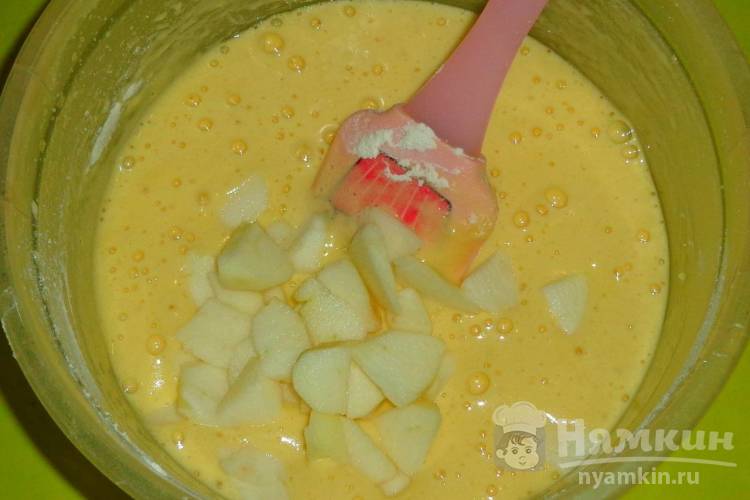 Бисквит с яблоками и финиками в мультиварке - фото шаг 3