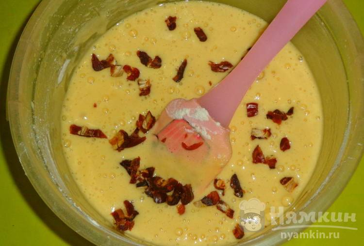 Бисквит с яблоками и финиками в мультиварке - фото шаг 4