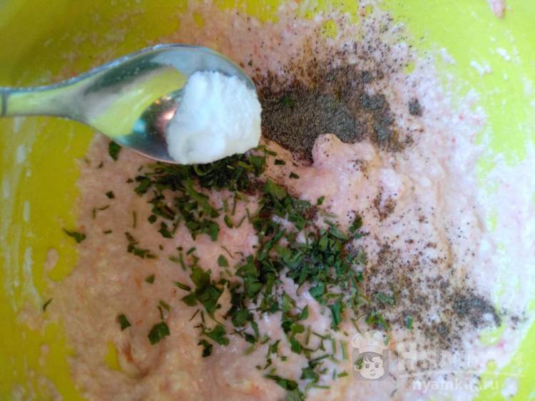 Томатные оладьи с манной крупой и зеленью - фото шаг 4