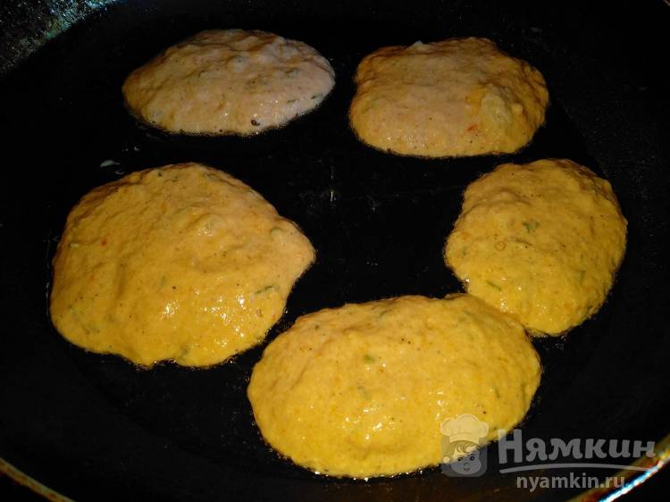 Томатные оладьи с манной крупой и зеленью - фото шаг 5