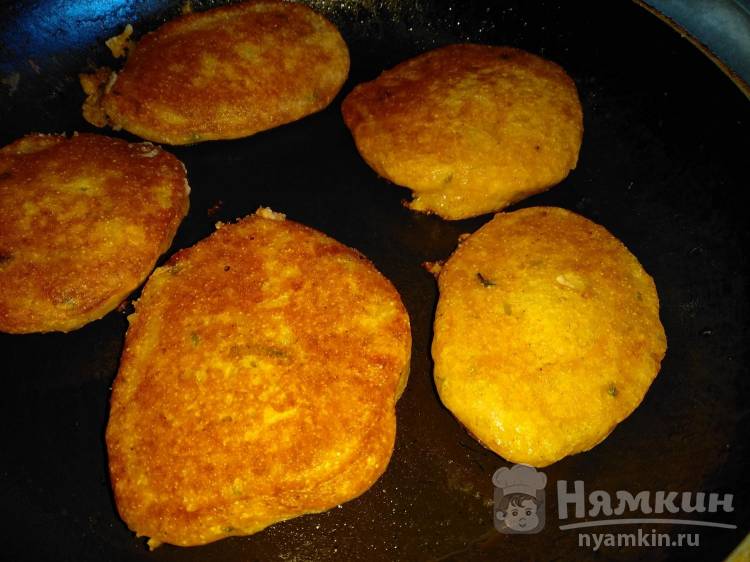 Томатные оладьи с манной крупой и зеленью - фото шаг 6